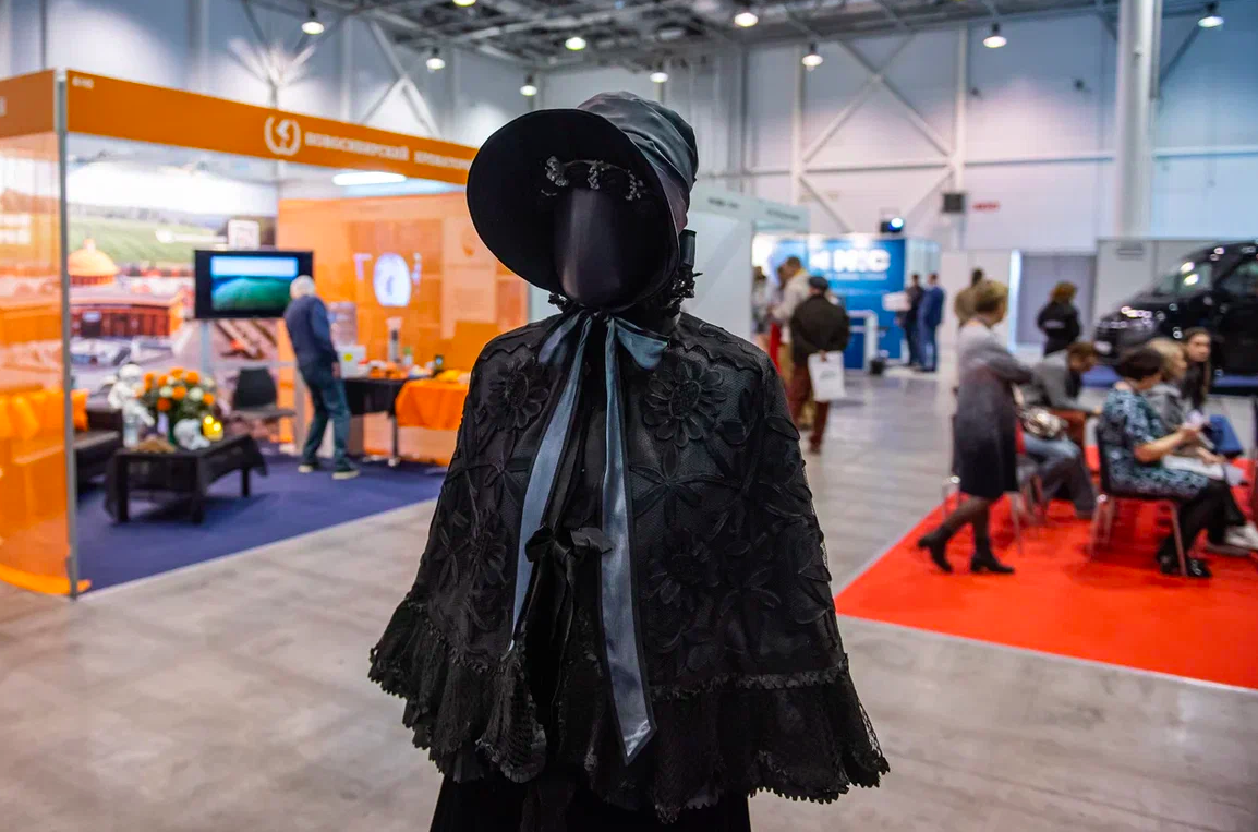 Фото Сталин в гробу, памятники Фриске и Жириновского. В Новосибирске опубликованы кадры с ритуальной выставки – 15 будоражащих кадров 15 - Сиб.ФМ Фото Сталин в гробу, памятники Фриске и Жириновского. В Новосибирске опубликованы кадры с ритуальной выставки – 15 будоражащих кадров 15